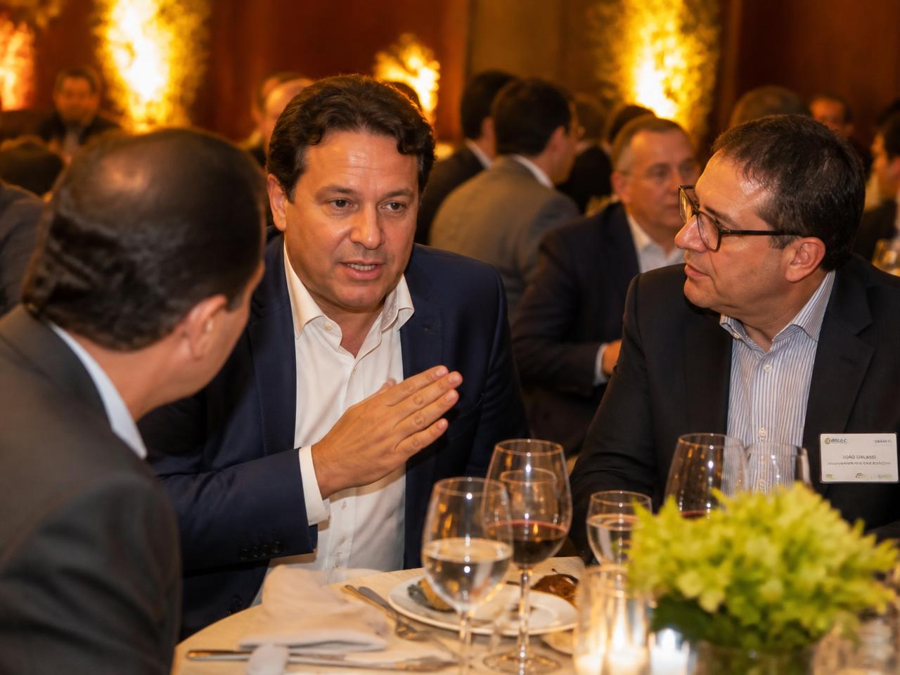 Lideranças do varejo supermercadista reunidas em um encontro de negócios